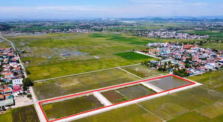 Khu vực đất (khoanh đỏ) ở xã Quỳnh Hưng, huyện Quỳnh Lưu, tỉnh Nghệ An vừa được đưa ra đấu giá lại