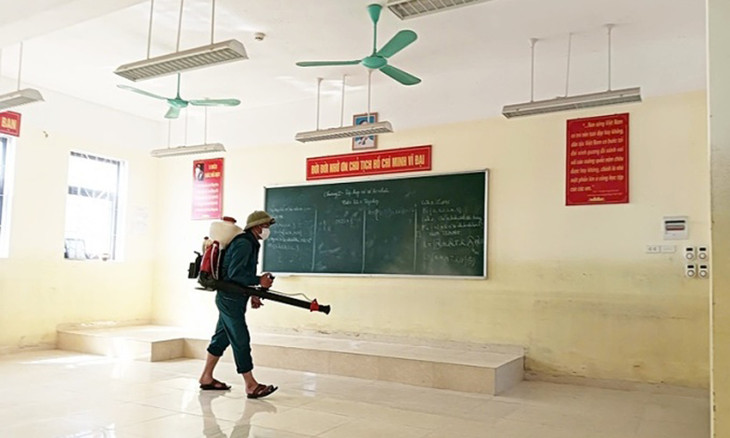 Phun vệ sinh khử khuẩn trường học tại xã Nam Phương Tiến