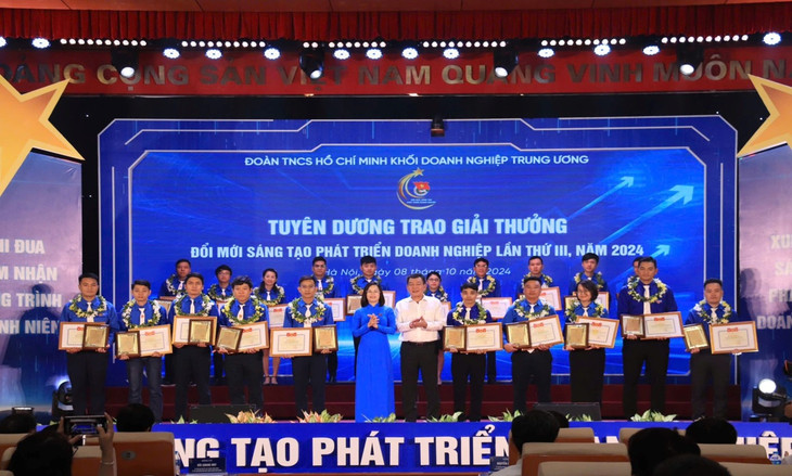 Đại diện tuổi trẻ PTC2 thuộc EVNNPT (thứ 3 từ trái sang) nhận khen thưởng