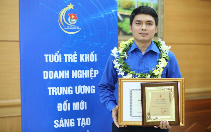 Đại diện nhóm tác giả tại buổi lễ