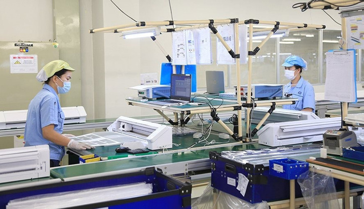 Dây chuyền sản xuất linh kiện điện tử tại Công ty TNHH Rhythm Precision Việt Nam (Khu công nghiệp Nội Bài, huyện Sóc Sơn)