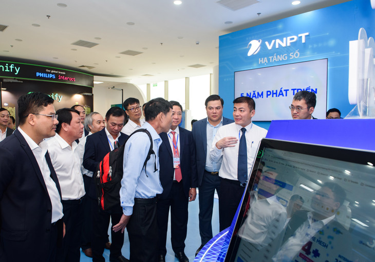 Khách tham quan tìm hiểu và trải nghiệm VNPT GenAI tại Ngày hội Đổi mới sáng tạo Việt Nam 2024 Khách tham quan tìm hiểu và trải nghiệm VNPT GenAI tại Ngày hội Đổi mới sáng tạo Việt Nam 2024