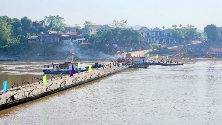 Cầu phao Phong Châu được quân đội lắp đặt trở lại vào chiều 6/10