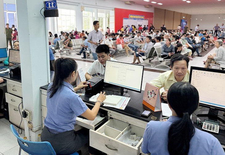 Khách mua vé tàu Tết tại ga Sài Gòn