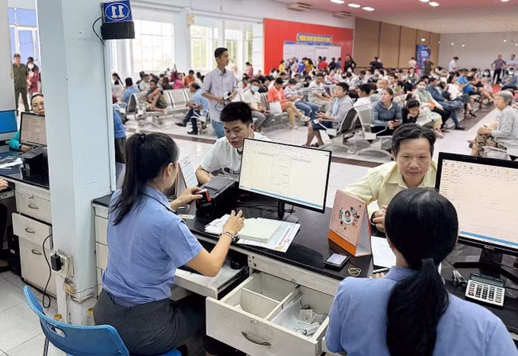 Khách mua vé tàu Tết tại ga Sài Gòn