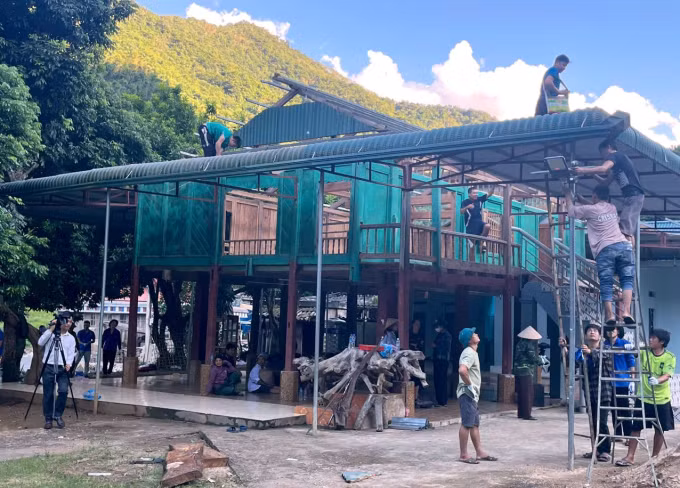 Một số hộ dân trong vùng không an toàn ở Na Khà đã phải dỡ nhà đi sơ tán