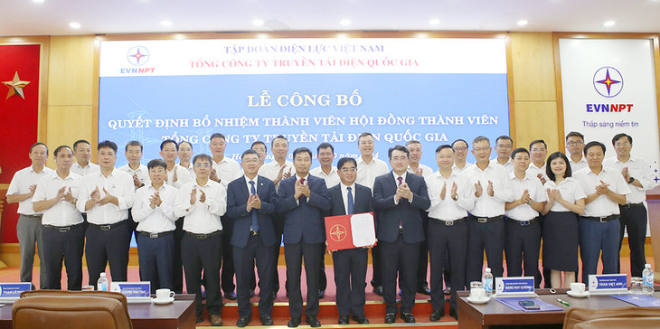 Lãnh đạo EVN, các Ban của EVN cùng lãnh đạo EVNNPT, các Ban của EVNNPT chụp ảnh cùng ông Đỗ Đức Hùng