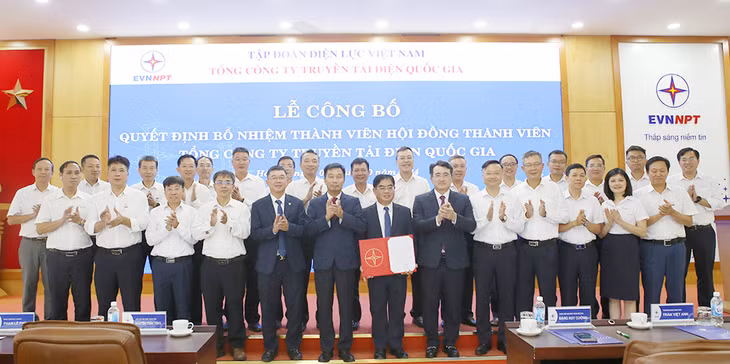 Lãnh đạo EVN, các Ban của EVN cùng lãnh đạo EVNNPT, các Ban của EVNNPT chụp ảnh cùng ông Đỗ Đức Hùng