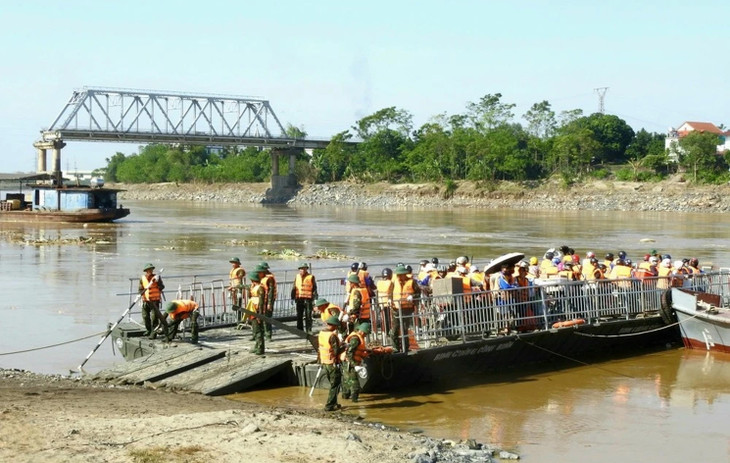 Phà được lắp từ đốt cầu phao, người đi trên phà phải mặc áo phao