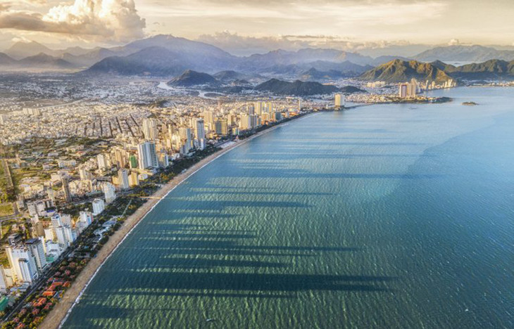 Sau khi sắp xếp, tỉnh Khánh Hòa có 9 đơn vị hành chính cấp huyện, gồm 6 huyện, 1 thị xã và 2 thành phố; 132 đơn vị hành chính cấp xã, gồm 96 xã, 30 phường và 6 thị trấn