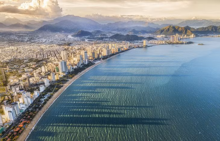 Sau khi sắp xếp, tỉnh Khánh Hòa có 9 đơn vị hành chính cấp huyện, gồm 6 huyện, 1 thị xã và 2 thành phố; 132 đơn vị hành chính cấp xã, gồm 96 xã, 30 phường và 6 thị trấn