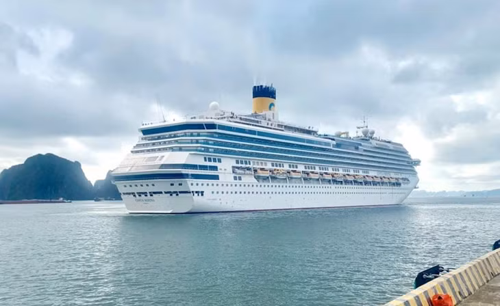 Tàu Costa Serena (Italy) ghé tham quan vịnh Hạ Long (Quảng Ninh)