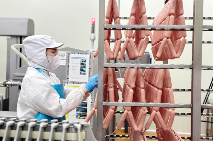 Nhân viên làm xúc xích tại một nhà máy sản xuất thực phẩm ở Bắc Ninh