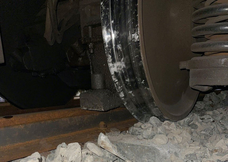 Đầu máy tàu hàng đường sắt Bắc - Nam đoạn qua huyện Phú Lộc (tỉnh Thừa Thiên Huế) bị trật bánh ngày 28/9 Đầu máy tàu hàng đường sắt Bắc - Nam đoạn qua huyện Phú Lộc (tỉnh Thừa Thiên Huế) bị trật bánh ngày 28/9