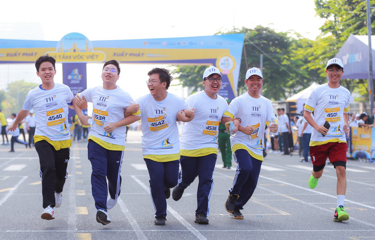 Quỹ Vì Tầm Vóc Việt trích 5.000 đồng với mỗi lượt chạy trực tiếp S-Race và 200 đồng/km với hoạt động chạy trực tuyến S-Race School Online cho quỹ điều trị khuyết tật vận động hỗ trợ bệnh nhi nghèo