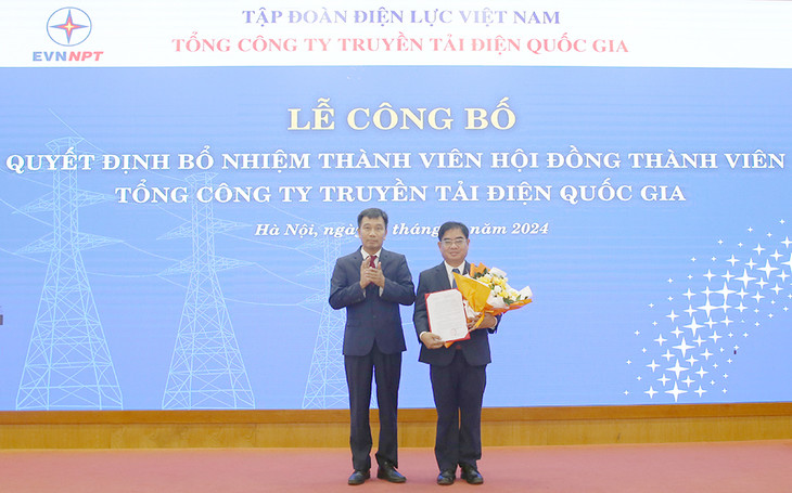 Ông Nguyễn Tuấn Tùng – Bí thư Đảng ủy, Chủ tịch HĐTV EVNNPT tặng hoa chúc mừng ông Đỗ Đức Hùng