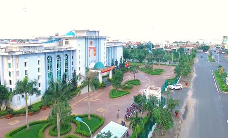 Ông Võ Đình Tiến vì để xảy ra sai sót trong thời gian giữ chức Phó Chủ tịch, Phó Bí thư Thị ủy, Chủ tịch UBND thị xã Đông Hòa