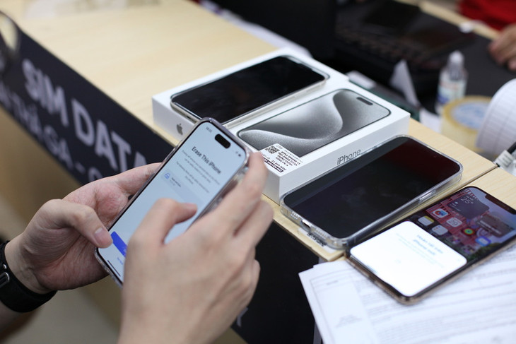 Người dùng chuyển dữ liệu từ smartphone cũ lên iPhone 15 Pro