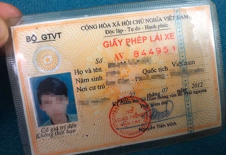 Giấy phép lái môtô bằng vật liệu bìa do Bộ Giao thông Vận tải ban hành