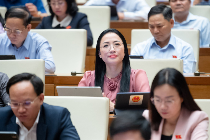 Với 95,34% tổng số đại biểu Quốc hội tham gia biểu quyết tán thành, Quốc hội thông qua danh sách 44 người lấy phiếu tín nhiệm.