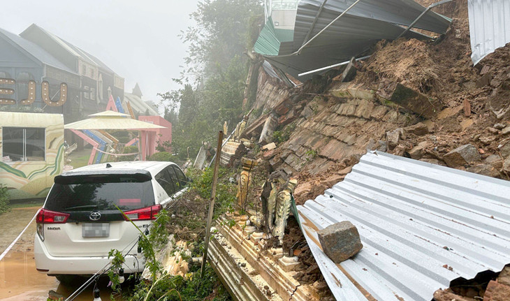 Bờ taluy xây bằng bêtông đổ xuống đè ôtô bên dưới.