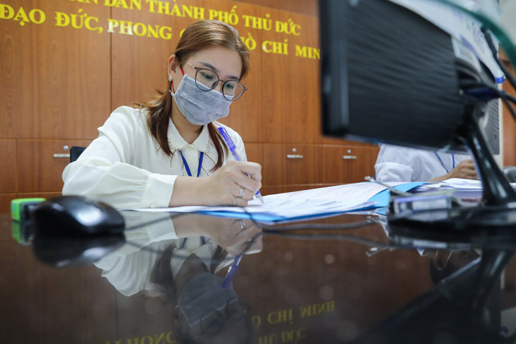 Cán bộ làm thủ tục hành chính tại UBND TP Thủ Đức, TP.HCM