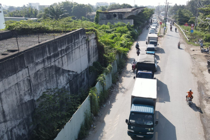 Công trường cầu Tăng Long sau 4 năm ngưng trệ