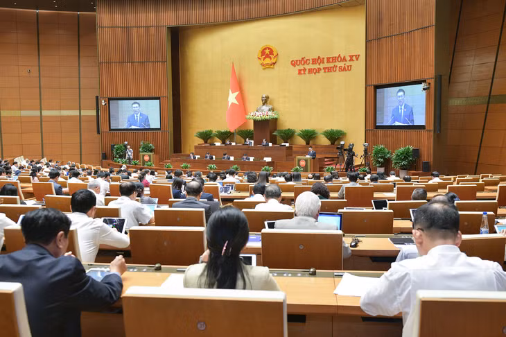 Bộ trưởng Bộ Tài chính Hồ Đức Phớc thừa ủy quyền của Thủ tướng Chính phủ trình bày Báo cáo đánh giá giữa nhiệm kỳ thực hiện Kế hoạch tài chính quốc gia và vay, trả nợ công 5 năm giai đoạn 2021 – 2025