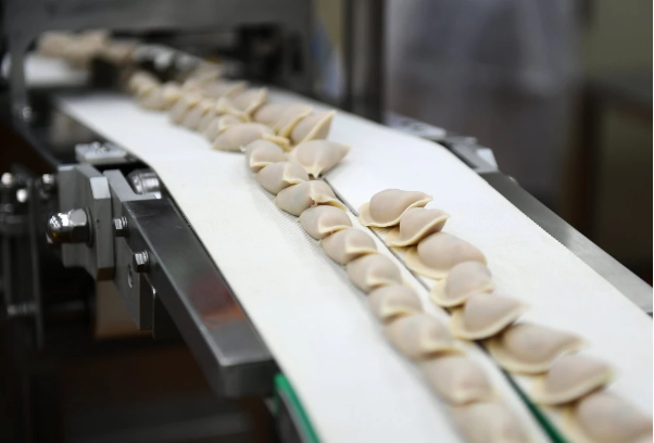 Dây chuyền sản xuất sủi cảo tại nhà máy Chế biến thực phẩm sạch TH