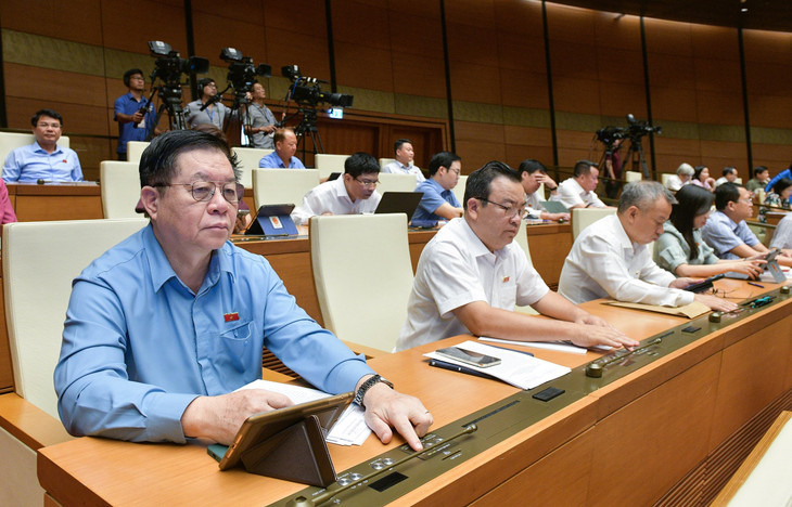 Các đại biểu Quốc hội biểu quyết bằng hệ thống điện tử