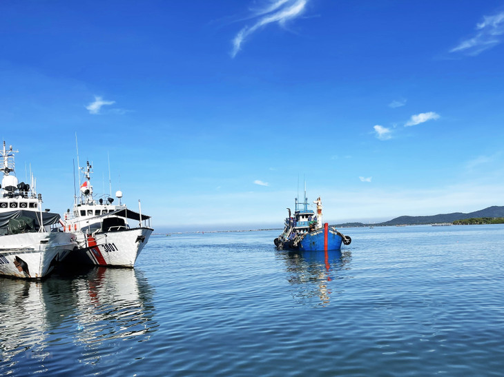 Lực lượng Cảnh sát biển dẫn giải tàu TG 90297 TS về cảng của Hải đội 301 ở thành phố Vũng Tàu để tiếp tục điều tra, xử lý.