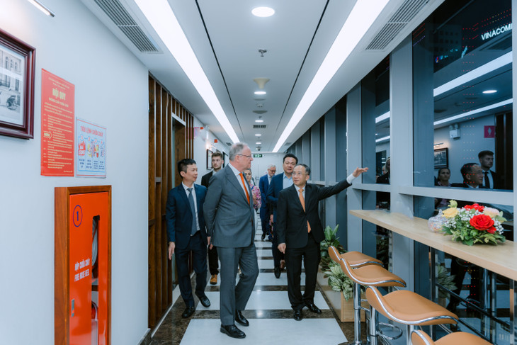 Chủ tịch HĐTV Dương Thanh Francois tiếp đón phái đoàn bang Lower Saxony