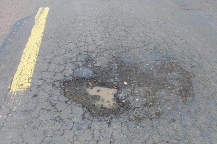 Trên tuyến QL19 qua tỉnh Bình Định xuất hiện nhiều ổ gà, mặt đường bị bong nứt