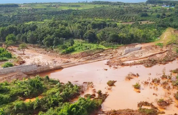 Đập bêtông thủy điện Ia Glea 2 bị nước lũ cuốn trôi, ngày 9/10