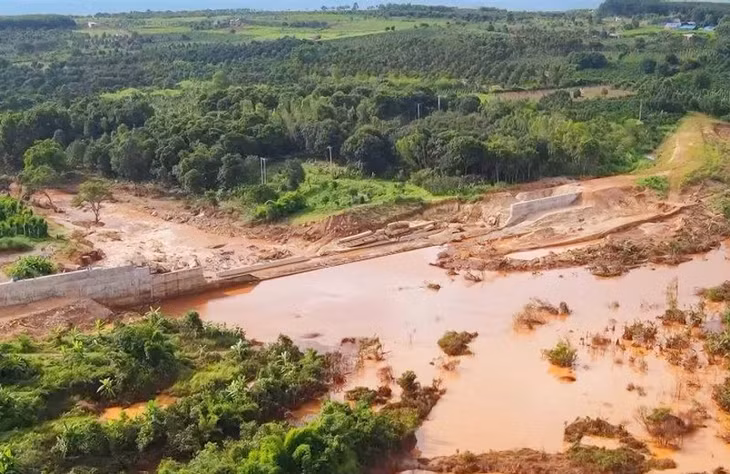 Đập bêtông thủy điện Ia Glea 2 bị nước lũ cuốn trôi, ngày 9/10