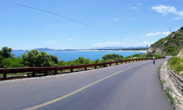 Tuyến đường ven biển qua thị trấn Cát Tiến, huyện Phù Cát, tỉnh Bình Định