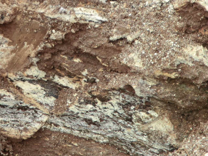 Các lớp quặng đất hiếm lộ thiên ở mỏ Bắc Nậm Xe