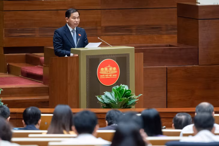 Chủ nhiệm Ủy ban Tài chính, Ngân sách của Quốc hội Lê Quang Mạnh trình bày Báo cáo thẩm tra đánh giá giữa nhiệm kỳ thực hiện Kế hoạch tài chính quốc gia và vay, trả nợ công 5 năm giai đoạn 2021 – 2025