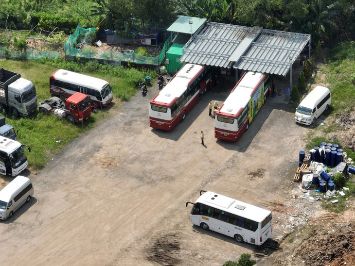 Bãi xe nhà xe Thành Bưởi trên trục đường trục chính khu phố 3, phường An Phú