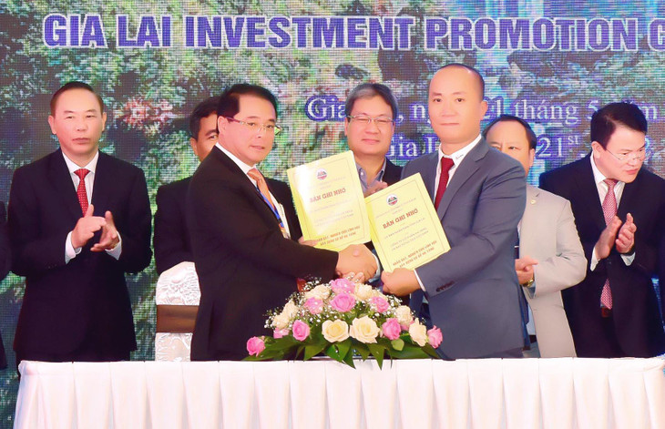 Đại diện lãnh đạo UBND tỉnh Gia Lai (bên trái) trao Bản ghi nhớ đầu tư cho các nhà đầu tư. Ảnh: Báo Gia Lai