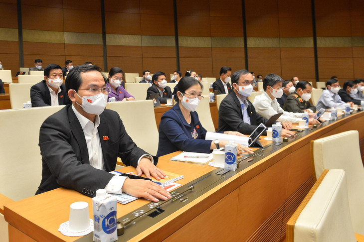 Các vị Đại biểu Quốc hội bấm nút biểu quyết thông qua các Nghị quyết về một số cơ chế, chính sách đặc thù phát triển các tỉnh Nghệ An, Thanh Hoá, Thừa Thiên Huế và thành phố Hải Phòng