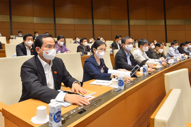 Các vị Đại biểu Quốc hội bấm nút biểu quyết thông qua các Nghị quyết về một số cơ chế, chính sách đặc thù phát triển các tỉnh Nghệ An, Thanh Hoá, Thừa Thiên Huế và thành phố Hải Phòng