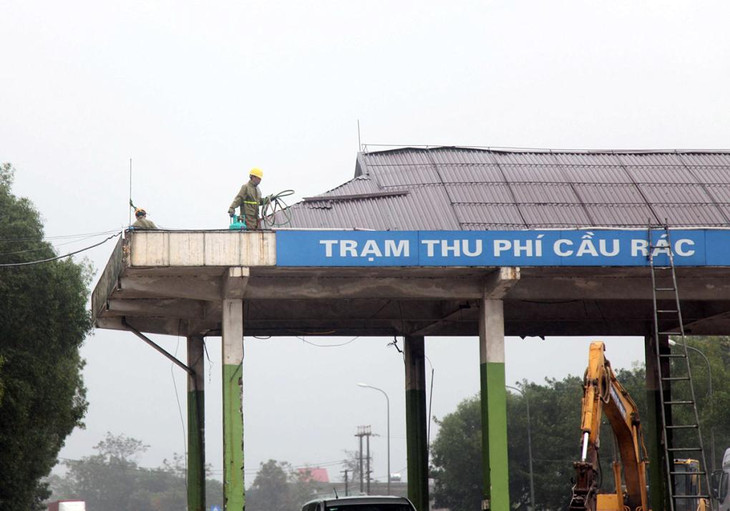 Công nhân tháo dỡ mái che trạm thu phí Cầu Rác