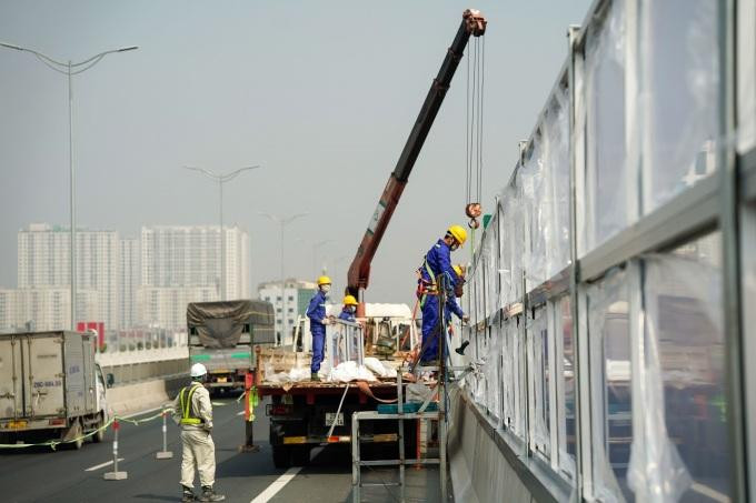 Công nhân lắp vách chống ồn dọc tuyến đường trên cao Mai Dịch - Nam Thăng Long