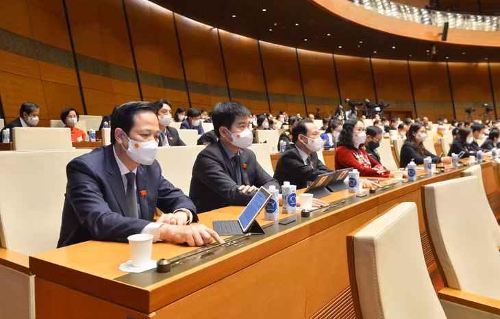 Các đại biểu Quốc hội bấm nút biểu quyết