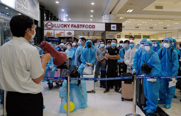 Người dân về từ TP.HCM qua sân bay Nội Bài