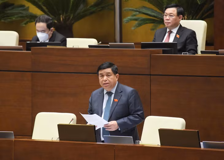 Bộ trưởng Bộ Kế hoạch và Đầu tư Nguyễn Chí Dũng trả lời chất vấn của các đại biểu Quốc hội.