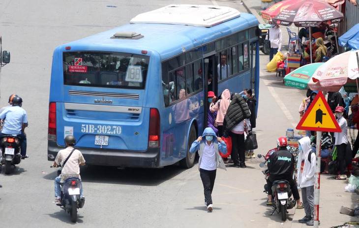 Buýt số 150 đón khách trên xa lộ Hà Nội, TP. Thủ Đức