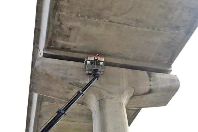 Kỹ sư kiểm tra gối dầm cầu tại khu vực cầu khu vực giữa ngã tư Thủ Đức và Bình Thái (TP. Thủ Đức)