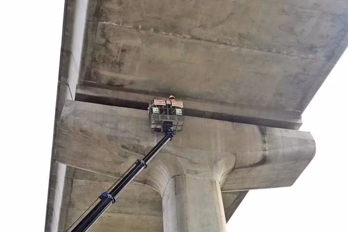 Kỹ sư kiểm tra gối dầm cầu tại khu vực cầu khu vực giữa ngã tư Thủ Đức và Bình Thái (TP. Thủ Đức)